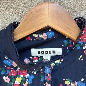 Boden Ara shirt sleeve top Navy Blouse with Colorful Floral Design